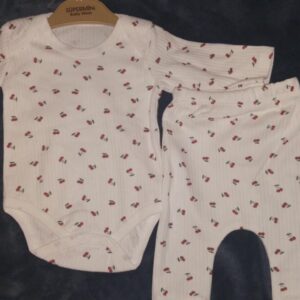 Niemowlęce body z długim rękawem w kolorze białym, z czerwonych wisienek