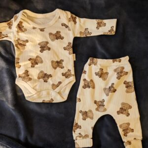 Komplet niemowlęcy z motywem misiów